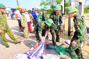 Cán bộ, chiến sĩ Trung đoàn 833 và nhân dân tham gia chống tràn đê trạm bơm Vọng Nguyệt, xã Tam Giang, tỉnh Bắc Ninh. (Ảnh AN TRÂN)