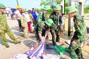 Cán bộ, chiến sĩ Trung đoàn 833 và nhân dân tham gia chống tràn đê trạm bơm Vọng Nguyệt, xã Tam Giang, tỉnh Bắc Ninh. (Ảnh AN TRÂN)
