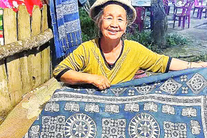 Tấm vải nhuộm khiến tác giả kinh ngạc ở vùng biên giới xa xôi năm ấy.