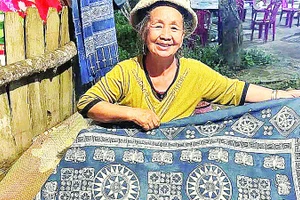 Tấm vải nhuộm khiến tác giả kinh ngạc ở vùng biên giới xa xôi năm ấy.