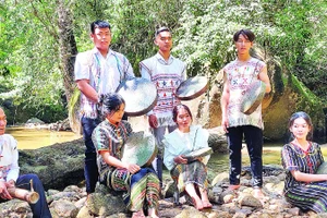 Các bạn trẻ người dân tộc thiểu số ở Tây Nguyên học hỏi, tiếp nhận các giá trị văn hóa truyền thống.