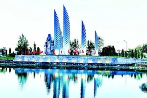 Cụm tượng đài "Khát vọng thống nhất" bên bờ nam sông Bến Hải. (Ảnh: NGUYỄN ĐĂNG)