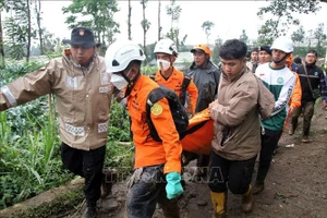 Lực lượng cứu hộ chuyển thi thể nạn nhân tại hiện trường vụ lở đất ở Tây Bandung, tỉnh Tây Java, Indonesia, ngày 24/1/2026. (Ảnh: THX/TTXVN)