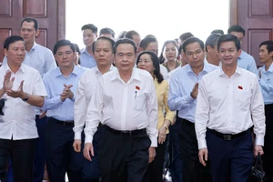 Chủ tịch Quốc hội Trần Thanh Mẫn tiếp xúc cử tri sau Kỳ họp thứ 10 tại thành phố Cần Thơ. (Ảnh: TTXVN)