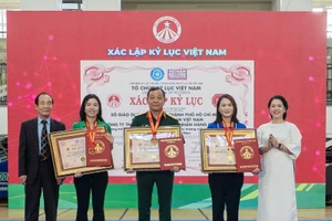 Đại diện đơn vị tổ chức, công bố và xác lập kỷ lục Việt Nam - Vietkings trao bằng chứng nhận đến các đơn vị đồng sở hữu Kỷ lục.