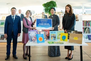 Phu nhân Tổng Bí thư Tô Lâm, bà Ngô Phương Ly trao tặng Thư viện Oodi “Tủ sách tiếng Việt”.