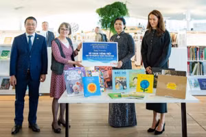 Phu nhân Tổng Bí thư Tô Lâm, bà Ngô Phương Ly trao tặng Thư viện Oodi “Tủ sách tiếng Việt”.