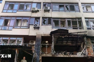 Một tòa nhà bị hư hỏng tại quận Shevchenkivskyi ở thủ đô Kiev, Ukraine ngày 21/7/2025. (Ảnh: THX/TTXVN)