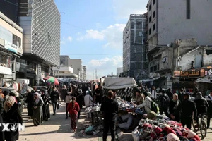 Người dân tại thành phố Gaza ngày 15/1/2026. (Ảnh: THX/TTXVN)