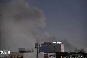 Khói bốc lên sau vụ tấn công tại Tehran, Iran, ngày 1/3/2026. (Ảnh: THX/TTXVN)