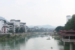 Mực nước lòng sông Lô đoạn qua phường Hà Giang 1 và 2 dâng lên sau khi vận hành thử nghiệm đập dâng nước.