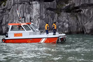 Các xuồng thuộc Phòng Cảnh sát Phòng cháy chữa cháy và Cứu nạn cứu hộ (Công an tỉnh Quảng Ninh) tham gia tìm kiếm khu vực trên vịnh Hạ Long, ngày 23/7. (Ảnh: Đức Hiếu/TTXVN)