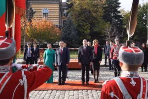 Tổng thống Cộng hòa Bulgaria Rumen Radev và Phu nhân chủ trì Lễ đón Tổng Bí thư Tô Lâm và Phu nhân cùng đoàn đại biểu cấp cao Việt Nam thăm chính thức Bulgaria. (Ảnh: Thống Nhất/TTXVN)