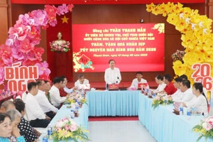 Chủ tịch Quốc hội Trần Thanh Mẫn cùng đoàn công tác đến thăm, chúc Tết và tặng quà cho 200 gia đình chính sách, hộ nghèo, hộ có hoàn cảnh đặc biệt khó khăn. (Ảnh: TTXVN)