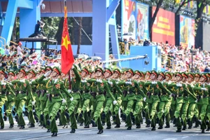 Khối nam sĩ quan Cảnh sát Nhân dân trong Lễ Tổng duyệt lễ diễu binh, diễu hành Lễ kỷ niệm 50 năm Ngày Giải phóng miền nam, thống nhất đất nước. (Ảnh: THÀNH ĐẠT)