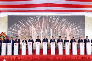 Tổng Bí thư Tô Lâm cùng các đại biểu thực hiện nghi thức khởi công xây dựng công trình Trường Phổ thông nội trú Tiểu học và Trung học Cơ sở Trường Hà. (Ảnh: TTXVN)