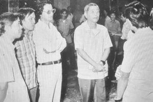 Tổng Bí thư Nguyễn Văn Linh (giữa) đang trò chuyện cùng các đại biểu tham dự cuộc gặp gỡ văn nghệ sĩ trong hai ngày 7-8/10/1987, trong đó có đạo diễn Trần Văn Thủy (thứ ba từ trái sang).