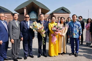 Chủ tịch Thượng viện Malaysia Dato’ Awang Bemee Awang Ali Basah ra sân bay tiễn Chủ tịch Quốc hội Trần Thanh Mẫn cùng Phu nhân và Đoàn đại biểu cấp cao Việt Nam. (Ảnh: TTXVN)