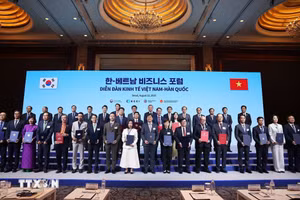 Tổng Bí thư Tô Lâm và Thủ tướng Hàn Quốc Kim Min Seok chứng kiến các đơn vị, doanh nghiệp trao thoả thuận hợp tác. (Ảnh: TTXVN)