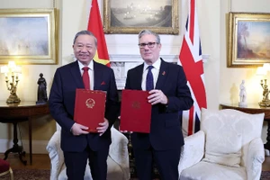 Tổng Bí thư Tô Lâm và Thủ tướng Anh Keir Starmer trao Tuyên bố chung về nâng cấp quan hệ Việt Nam-Anh lên Đối tác chiến lược toàn diện. (Ảnh: Thống Nhất/TTXVN)