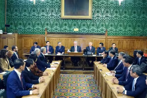 Tổng Bí thư Tô Lâm gặp Nhóm nghị sĩ liên đảng ủng hộ Việt Nam tại Quốc hội Anh. (Ảnh: Thống Nhất/TTXVN)
