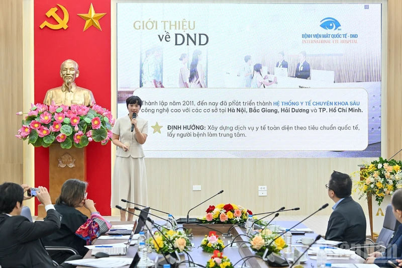 Hội đồng Giám khảo lắng nghe phần thuyết trình, sau đó phản biện và đối thoại với đại diện dự án tại Vòng Chung kết, ngày 15/11. (Ảnh: THỦY NGUYÊN)