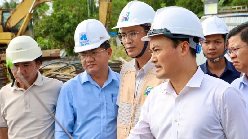 Phó Chủ tịch Ủy ban nhân dân Thành phố Hồ Chí Minh Bùi Xuân Cường dẫn đầu đoàn công tác kiểm tra công trường thi công thuộc Dự án Vành đai 3 đoạn phía tây. (Ảnh: VÕ LÊ)