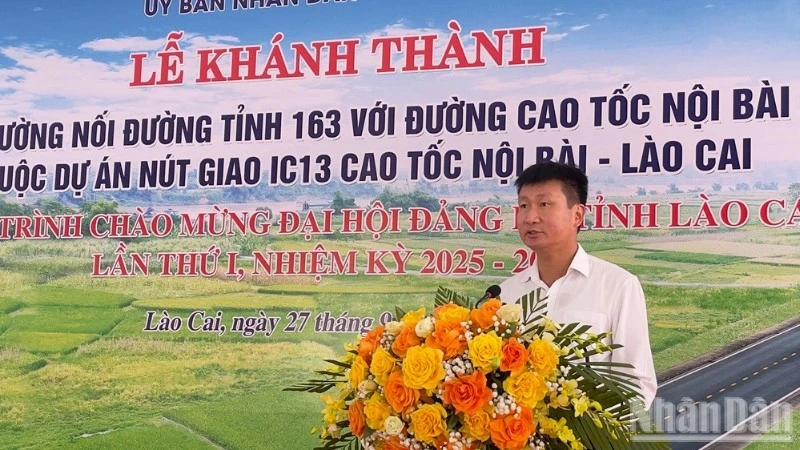 Đồng chí Trần Huy Tuấn, Chủ tịch Ủy ban nhân dân tỉnh Lào Cai phát biểu tại lễ khánh thành. (Ảnh: THANH SƠN)