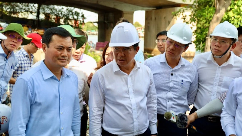 Chủ tịch Ủy ban nhân dân Thành phố Hồ Chí Minh Nguyễn Văn Được khảo sát và đánh giá tiến độ thực hiện tại công trình cải tạo bờ Bắc kênh Đôi. (Ảnh: QUÝ HIỀN)