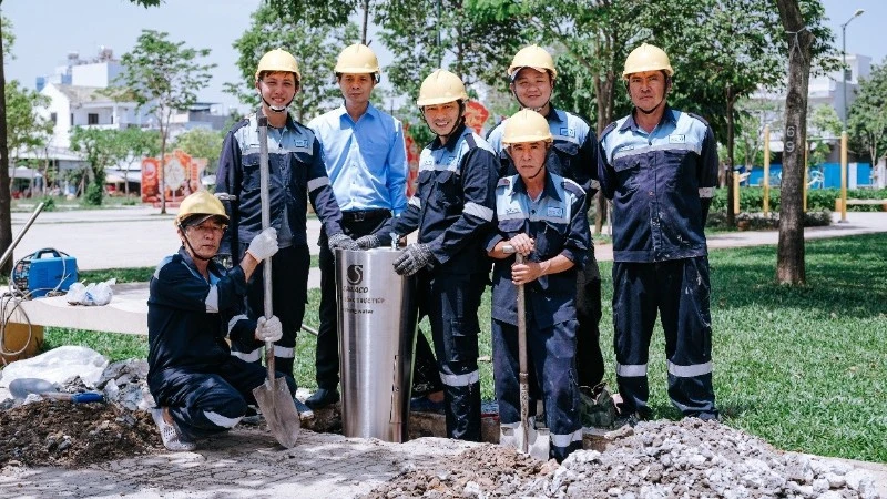 Công ty cổ phần Cấp nước Thủ Đức lắp đặt trụ nước uống tại vòi tại Công viên Phú Hữu, phường Long Trường. (Ảnh: QUÝ HIỀN)