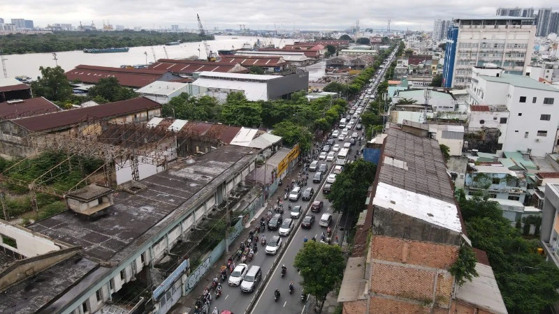 Tiểu khu Cảng Quận 4 (cảng Nhà Rồng-Khánh Hội) tọa lạc ở trung tâm thành phố, có vị trí đặc biệt tiếp giáp đường Nguyễn Tất Thành hiện nay lưu thông đi lại chật hẹp cần được quy hoạch và nâng cấp. (Ảnh: VÕ LÊ)