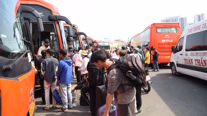 Đến ngày 10/3, có 8 đơn vị vận tải chạy tuyến cố định thông báo điều chỉnh tăng giá trên 50 tuyến, với mức tăng từ 5% đến 36% do tác động từ chi phí nhiên liệu. (Ảnh: QUÝ HIỀN)