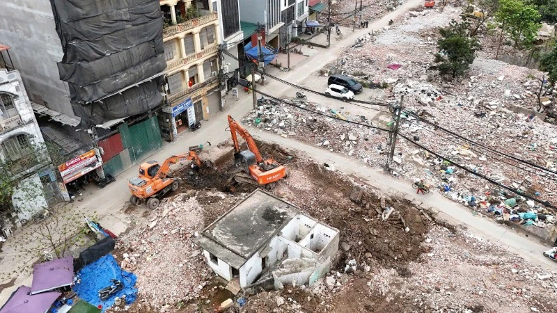 Phương tiện, máy móc đang làm việc hết công suất để hoàn thành dự án đường Vành đai 2,5.