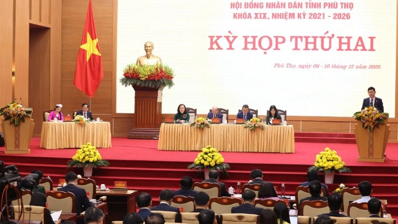 Quang cảnh phiên chất vấn và trả lời chất vấn tại Kỳ họp thứ hai Hội đồng nhân dân tỉnh Phú Thọ. 