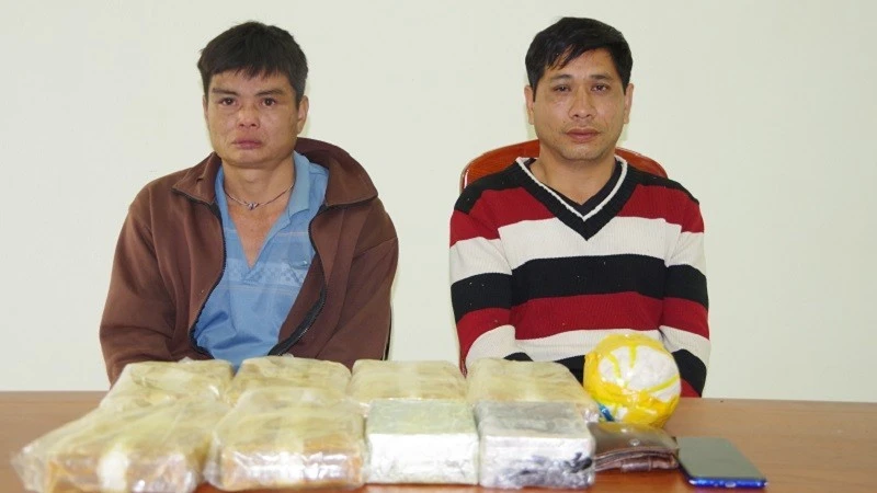 Hai đối tượng cùng tang vật khi bị Bộ đội Biên phòng Điện Biên bắt giữ tại địa phận mốc quốc giới 83, trên tuyến biên giới Việt-Lào.