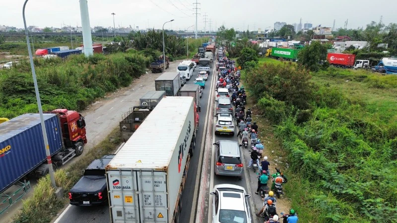 Sáng 11/2 (24 tháng chạp), cửa ngõ phía đông Thành phố Hồ Chí Minh ùn ứ nghiêm trọng vì người dân bắt đầu về quê đón Tết Bính Ngọ. (Ảnh: VÕ LÊ)