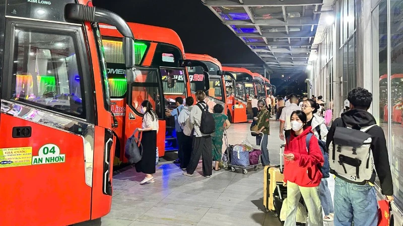 Hành khách tập trung đông đúc tại Bến xe Miền Đông mới rời thành phố về quê đón Tết sớm. (Ảnh: QUÝ HIỀN)