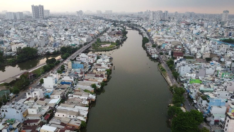 Thành phố Hồ Chí Minh ưu tiên nguồn vốn ngân sách để thực hiện dự án chỉnh trang, cải tạo bờ bắc kênh Đôi. (Ảnh: THẾ ANH)