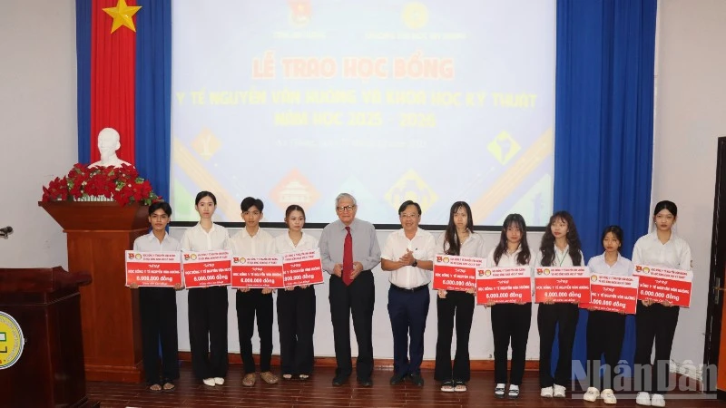 Trao học bổng cho các sinh viên vượt khó.