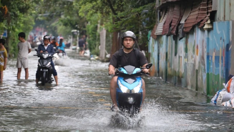 Người dân vất vả sống chung với triều cường khu vực bán đảo Thanh Đa, phường Bình Quới. (Ảnh: THẾ ANH)