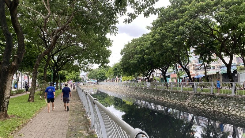 Tuyến kênh Hàng bàng, một tuyến kênh ô nhiễm đang được thành phố nạo vét, cải tạo. (Ảnh: QUÝ HIỀN)