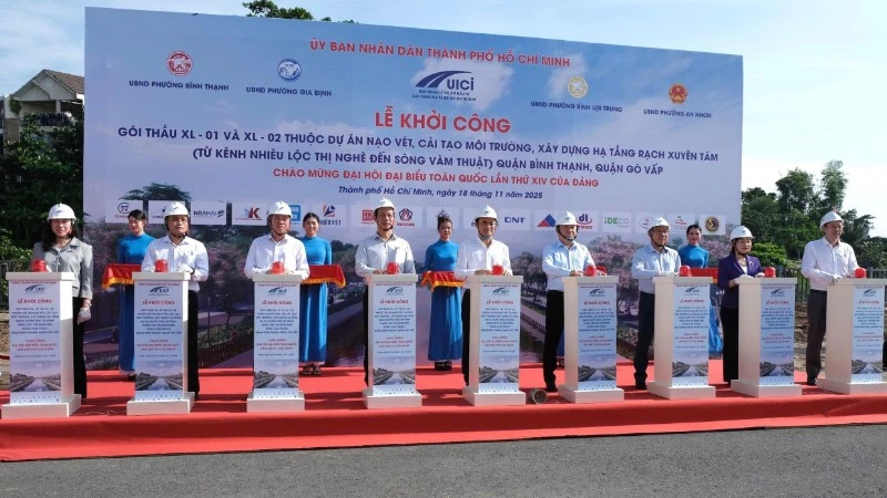 Khởi công hai gói thầu XL-01 và XL-02 thuộc Dự án cải tạo rạch Xuyên Tâm ngày 18/11. (Ảnh: HƯƠNG MỸ)