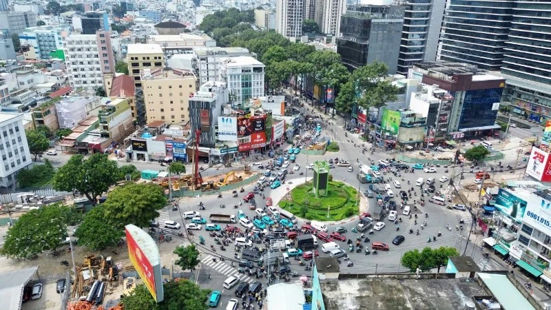 Thi công di dời hạ tầng kỹ thuật tuyến Metro số 2 Bến Thành-Tham Lương, đoạn qua công trường Dân Chủ. (Ảnh: QUÝ HIỀN)