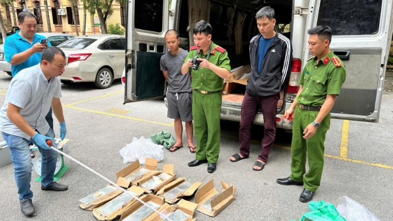 Lực lượng công an kiểm tra tang vật thu giữ.