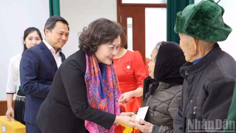 Đồng chí Nguyễn Thị Hồng, Ủy viên Trung ương Đảng, Thống đốc Ngân hàng Nhà nước Việt Nam tặng quà Tết cho các gia đình chính sách ở Sơn La.