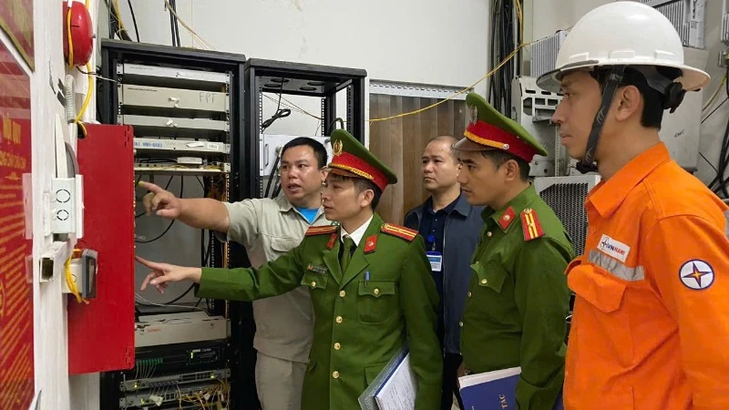 Lực lượng cảnh sát phòng cháy, chữa cháy và cứu nạn, cứu hộ kiểm tra thiết bị điện tại điểm bầu cử. 