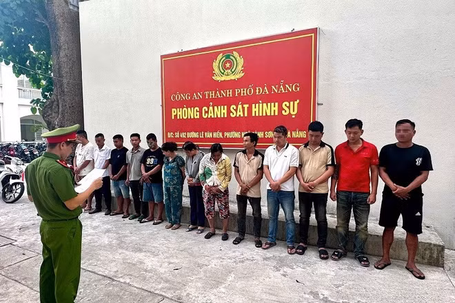 Các đối tượng trong đường dây cá độ bị công an thành phố Đà Nẵng triệu tập, làm việc và tạm giữ hình sự. (Nguồn: Bộ Công an)
