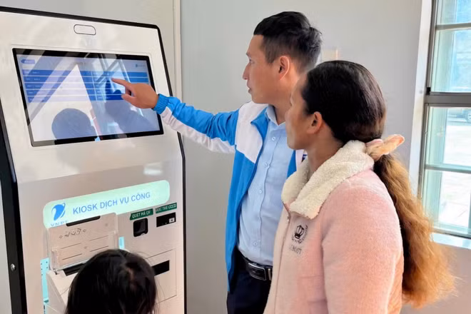 Đoàn viên, thanh niên xã Lạc Dương, tỉnh Lâm Đồng hỗ trợ người dân lấy số tại kiot dịch vụ công trực tuyến. (Ảnh: Báo Lâm Đồng)