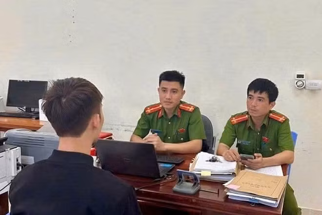 Nam thanh niên được giải cứu khi bị "bắt cóc online". (Ảnh Bộ Công an)