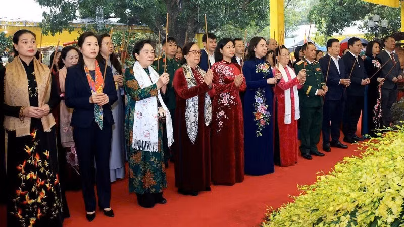 Bí thư Trung ương Đảng, Phó Chủ tịch nước Võ Thị Ánh Xuân cùng các đồng chí lãnh đạo, nguyên lãnh đạo Đảng, Nhà nước, lãnh đạo thành phố Hà Nội dâng hương tại đền Hai Bà Trưng.